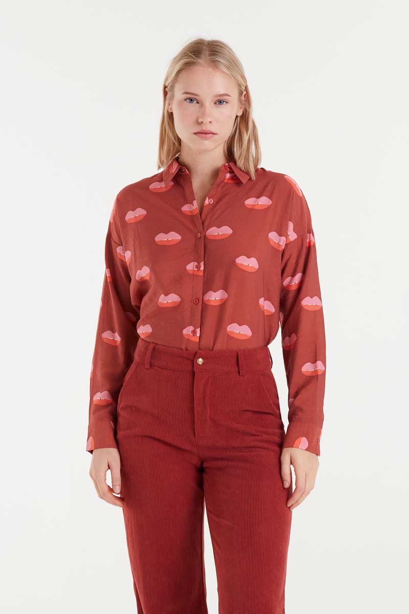 CAMISA CREPÉ LIGERO CON ESTAMPADO LIPS