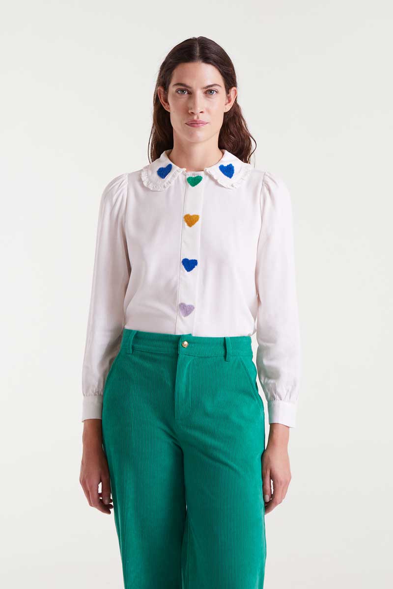 CAMISA BLANCA CON BORDADO DE CORAZONES