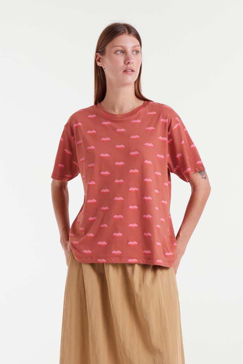 CAMISETA 100% ALGODON CON ESTAMPADO LIPS