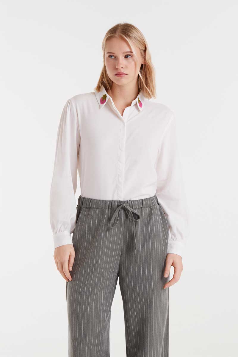 CAMISA BLANCA CON BORDADO DE FRESAS