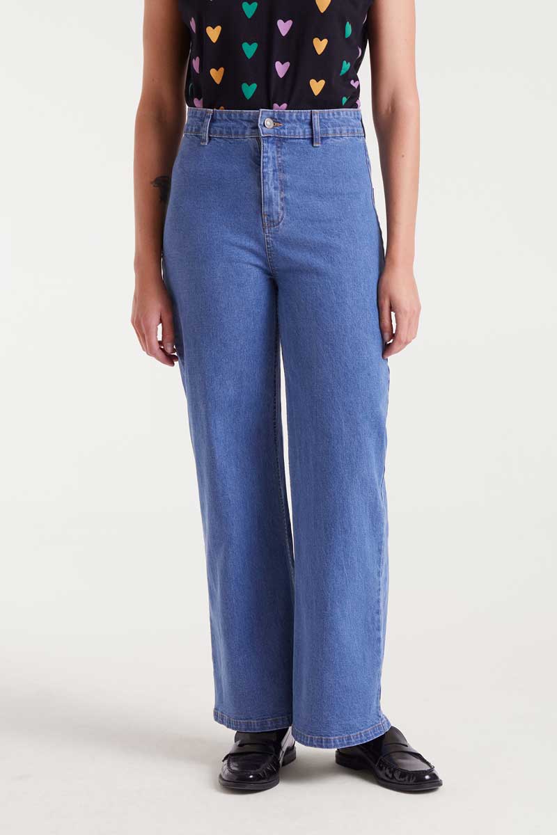 PANTALÓN VAQUERO NEGRO CON BORDADO DE CORAZON